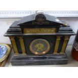 A LARGE BLACK SLATE MANTEL CLOCK, WITH ROMAN NUMERAL DIAL AND DECORATED WITH BRASS COLUMNS