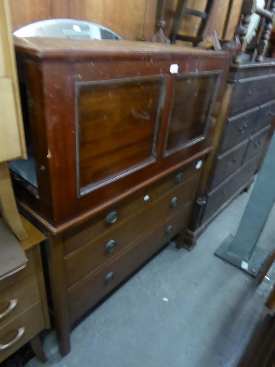 AN EARLY 20TH CENTURY MAHOGANY DRESSING CHEST WITH THREE GRADUATED LONG DRAWERS AND FRAMELESS