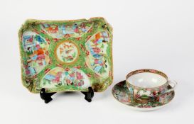 NINETEENTH CENTURY CHINESE FAMILLE ROSE ENAMELLED PORCELAIN OBLONG, SHALLOW DISH, decorated with