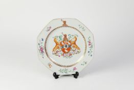 CHINESE QING DYNASTY QIANLONG PERIOD PORCELAIN EXPORT WARE ARMORIAL OCTAGONAL PLATE, decorated in