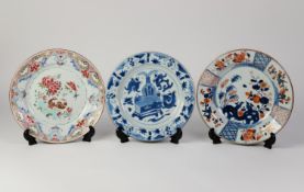 CHINESE QING DYNASTY PORCELAIN FAMILLE ROSE ENAMELED PLATE, not especially well-painted, the