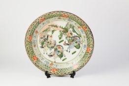 20th CENTURY CHINESE PORCELAIN FAMILLE VERTE ENAMELLED SHALLOW DISH, the cetnre with combating