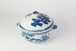 CHINESE MID-QING DYNASTY PORCELAIN EXPORT WARE COVERED BOWL, with two lug handles, painted in