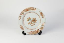 CHINESE QING DYNASTY QIANLONG PERIOD PORCELAIN EXPORT WARE PLATE, decorated in gold, iron red and