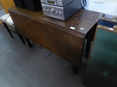 AN ANTIQUE MAHOGANY PEMBROKE FALL-LEAF DINING TABLE ON FOUR CHAMFERED STRAIGHT LEGS, 3?9? SQUARE