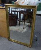 AN OBLONG BEVELLED EDGE GILT FRAMED WALL MIRROR (86cm x 60cm)