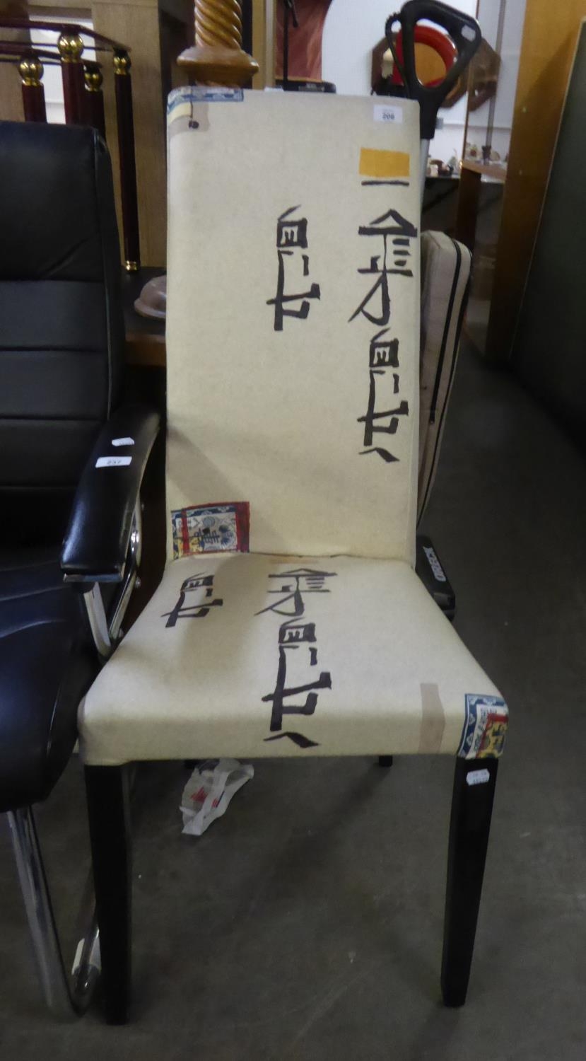 A SINGLE CHAIR WITH UPHOLSTERED HIGH BACK AND SEAT, COVERED IN FABRIC PRINTED WITH ORIENTAL