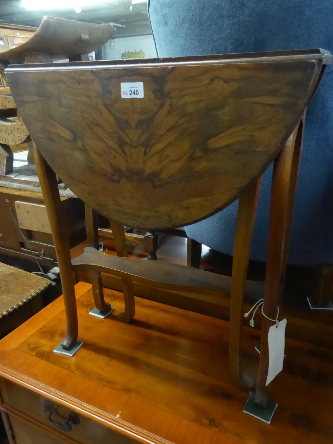SMALL CIRCA 1920's FIGURED WALNUTWOOD OVAL GATELEG OCCASIONAL TABLE ON TALL SCROLL SUPPORTS AND A