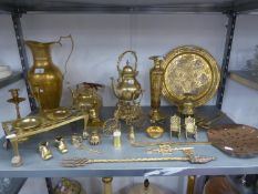 SELECTION OF ANTIQUE AND LATER BRASSWARE, TO INCLUDE A TRIVET, TEA KETTLE ON SPIRIT STAND, LARGE