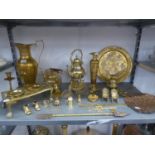 SELECTION OF ANTIQUE AND LATER BRASSWARE, TO INCLUDE A TRIVET, TEA KETTLE ON SPIRIT STAND, LARGE