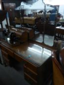 A MAHOGANY KNEEHOLE DRESSING TABLE WITH FRAMELESS TRIPLE MIRROR, SIX DRAWERS, CABRIOLE LEGS