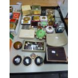 A SELECTION OF VINTAGE LADIES COMPACTS, PERFUME BOTTLE, SMALL PICTURES, TWO DECORATIVE EGGS IN GLASS