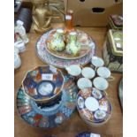 SET OF SIX JAPANESE IMARI MODERN COFFEE CANS AND SAUCERS, SIMILAR PATTERN SMALL BOWL ON WOODEN STAND