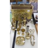 A BRASS FACED MAGAZINE STAND AND FOURTEEN OTHER PIECES OF BRASSWARES (15)