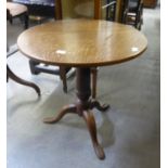 AN ANTIQUE OAK CIRCULAR TOPPED TRIPOD SIDE TABLE, WITH TILT TOP