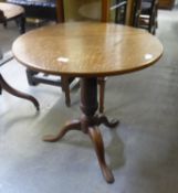 AN ANTIQUE OAK CIRCULAR TOPPED TRIPOD SIDE TABLE, WITH TILT TOP