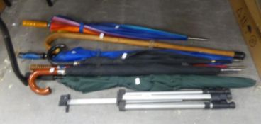 FOUR GOLFING TYPE UMBRELLAS, TWO GENTS BLACK UMBRELLAS, A WALKING STICK AND A PORTABLE TRIPOD EASEL,