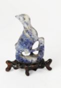 CHINESE, POSSIBLY QING DYNASTY VARIEGATED BLUE/GREY HARDSTONE BIRD PERCHED ON A STUMP, incised