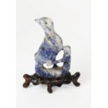 CHINESE, POSSIBLY QING DYNASTY VARIEGATED BLUE/GREY HARDSTONE BIRD PERCHED ON A STUMP, incised