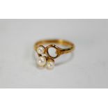 9ct GOLD RING, the cross-over top set with three small cultured pearls and a vacant setting, (