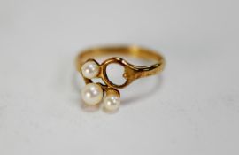 9ct GOLD RING, the cross-over top set with three small cultured pearls and a vacant setting, (