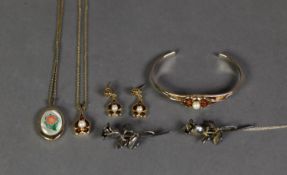 ?THE JEWELLER?S GUILD? SUITE OF GOLD PLATED JEWELLERY each set with a cultured pearl and garnets,