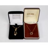 9ct GOLD FINE CHAIN NECKLACE with 9ct gold tiny white stone set circlet PENDANT, 1.4gms, in case and