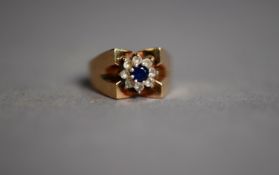 9ct GOLD BROAD SHANKED RING with heavy V shaped shoulders, set with cluster of blue stones and