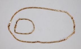 9ct GOLD NECKLACE with long and short flattened curb pattern links, 20 1/2in (52cm) long and the