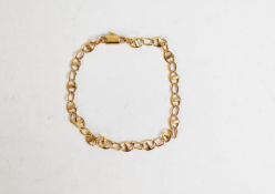 18ct GOLD CHAIN BRACELET with links shaped as figure 8 alternating with curb shaped links, 8 1/2in