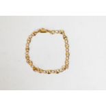 18ct GOLD CHAIN BRACELET with links shaped as figure 8 alternating with curb shaped links, 8 1/2in