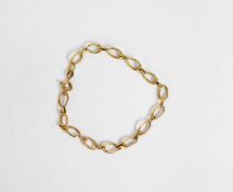 18ct GOLD CHAIN BRACELET with engraved links incorporating spacers and plain links, 8in (20.3cm)