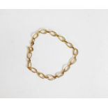 18ct GOLD CHAIN BRACELET with engraved links incorporating spacers and plain links, 8in (20.3cm)