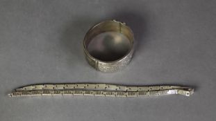 SILVER HINGE OPENING BROAD BANGLE with foliate engraved 7/8in (2.2cm) wide top, Birmingham 1941