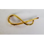9ct GOLD CLEF SHAPED HOLLOW BROOCH, 2 3/8cm (6cm) high, 3.6gms