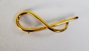 9ct GOLD CLEF SHAPED HOLLOW BROOCH, 2 3/8cm (6cm) high, 3.6gms