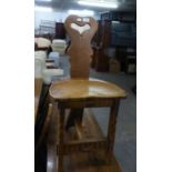 A GOOD QUALITY OAK HALL CHAIR, WITH SHAPED BACK AND SEAT
