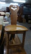 A GOOD QUALITY OAK HALL CHAIR, WITH SHAPED BACK AND SEAT