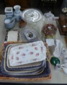 A MIXED LOT TO INCLUDE; MODERN CHINESE POTTERY, GLASS SWEET DISH AND COVER, PEDESTAL CAKE STAND, A