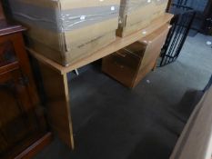 A LIGHT WOOD MODERN DESK AND CHEST OF THREE DRAWERS