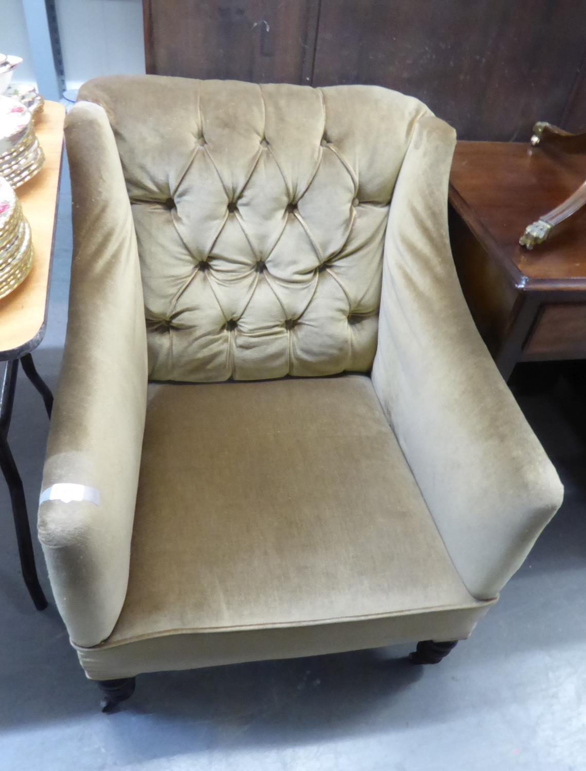 AN EDWARDIAN EASY ARMCHAIR, OF SQUARE FORM WITH BUTTON BACK, COVERED IN GOLD COLOURED FABRIC AND