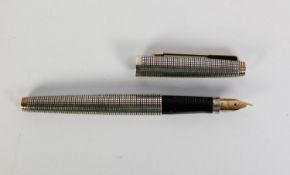 PARKER USA STERLING SILVER SONNET CALLIGRAPHY PEN, chiselled pattern adn having calibrated 585 (