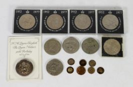 FOUR QUEEN ELIZABETH II 1977 SILVER JUBILEE COINS, encapsulated in hard plastic; FIVE OTHER GB CROWN