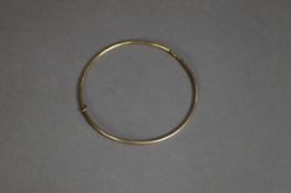 GOLD COLOURED METAL (unmarked) HOLLOW WIRE PATTERN BANGLE, 2.9gms
