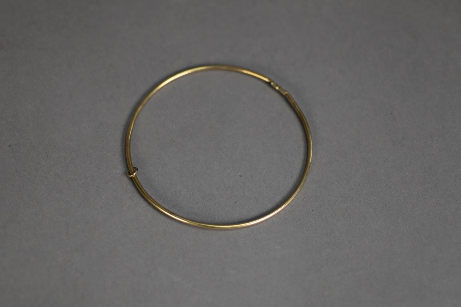 GOLD COLOURED METAL (unmarked) HOLLOW WIRE PATTERN BANGLE, 2.9gms - Image 2 of 2