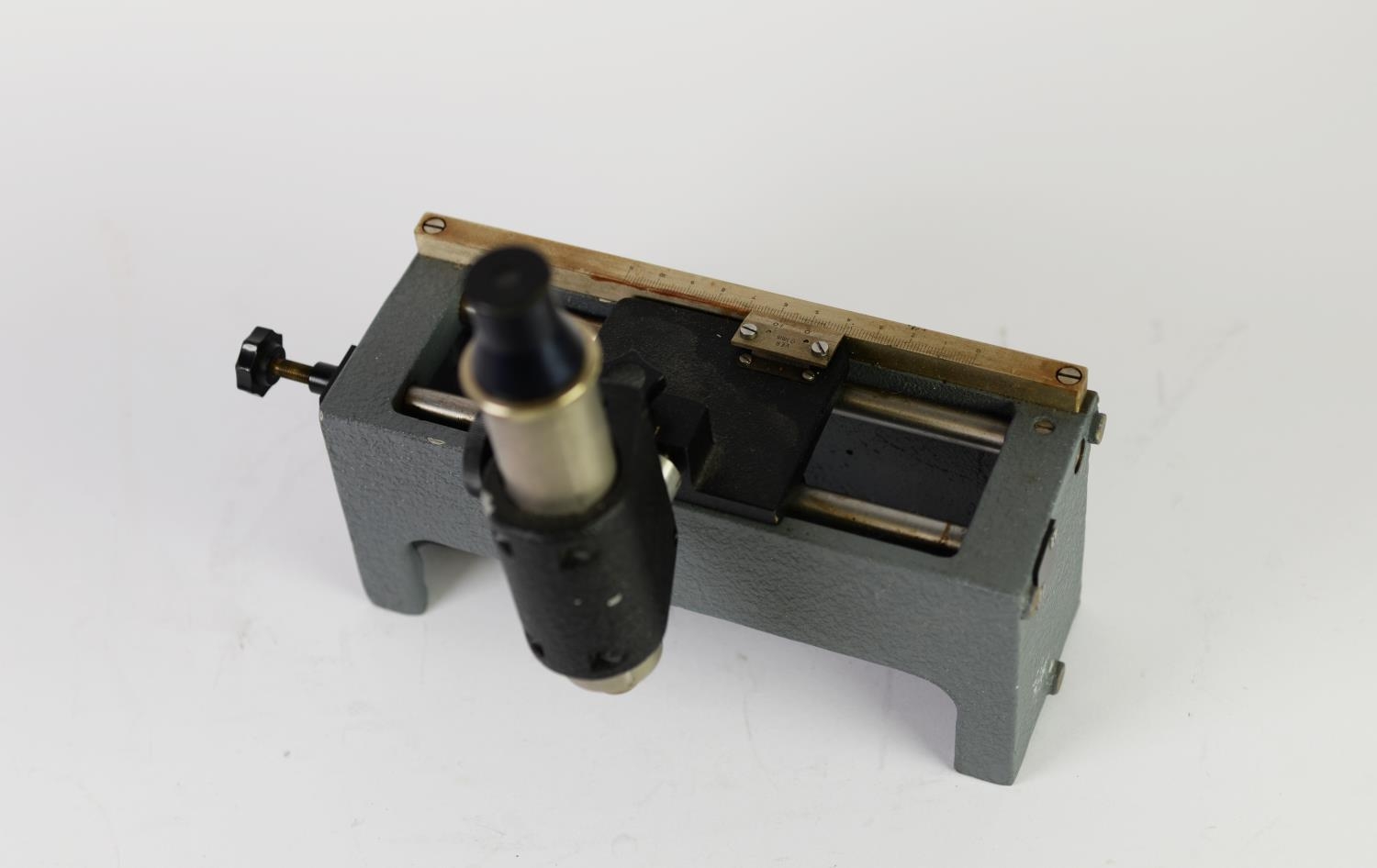 P.T.I LISS HAMPSHIRE TRAVELLING VERNIER MICROSCOPE, Cat No. 2150, 10" (25.5cm) wide - Image 3 of 4