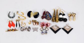 QUANTITY OF GOOD COSTUME EARRINGS AND MISCELLANEOUS TRINKETS