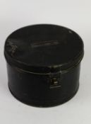 BLACK JAPANNED METAL WIG TIN OR HAT TIN, drum shaped, with simple hoop fastening, 10 1/2in (26.