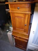 A PAIR OF MAHOGANY BEDSIDE CUPBOARDS, WITH DRAWER ABOVE, ON PLINTH BASE