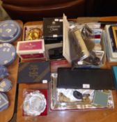 SELECTION OF ASSORTED ITEMS INCLUDING PRE and POST WAR POSTCARDS, A BOXED 3-D VIEW MASTER, AN